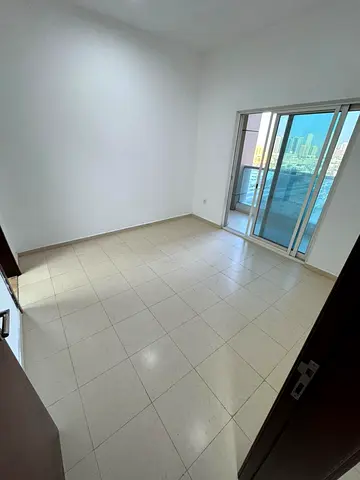 1 Bedroom Hall for rent in City Tower with parking, master bedroom + 2 bathrooms, prime location near all services, clean and ready to move, annual re