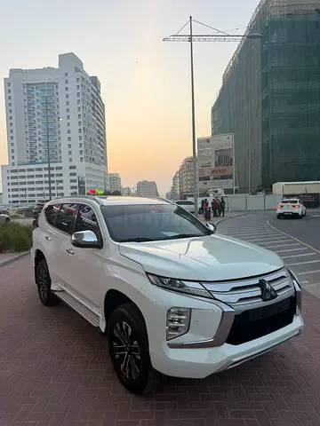 Mitsubishi Montero Sport GLS 4WD Premium 2022 - GCC Specs