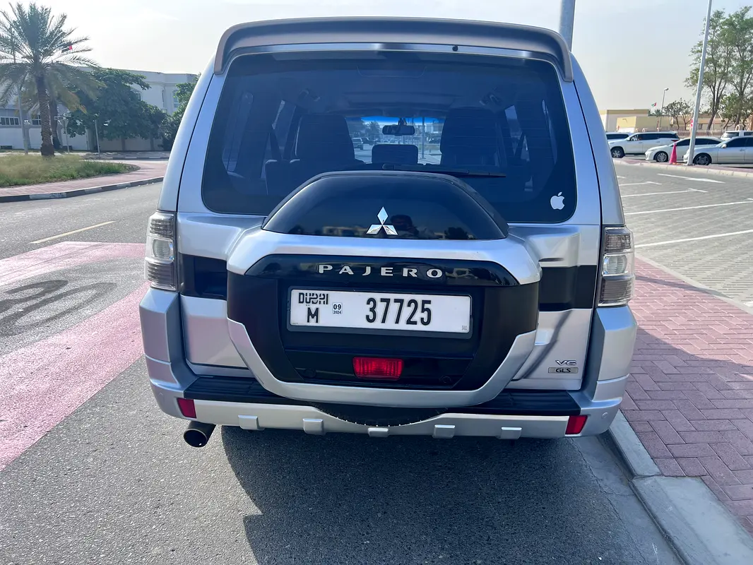 Mitsubishi Pajero 2015 — photo 1 of 8