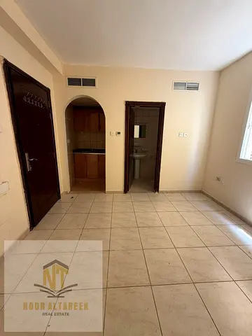 استديو للإيجار السنوي – منطقة القاسمية  استمتع بالعيش في استديو مميز يقع في منطقة القاسمية، يتميز بموقع استراتيجي قريب من جميع الخدمات الأساسية، بما ف
