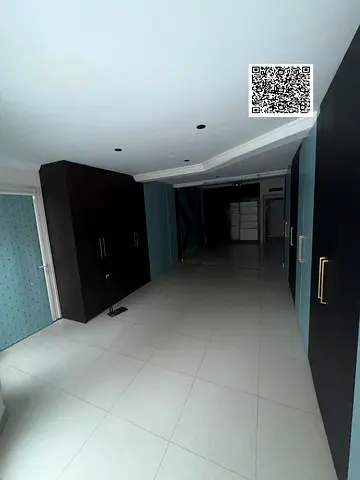 شوف الفخامة بنفسك – شقة للبيع في الشارقة بمساحة نادرة   الفيديو يوضح روعة المساحات والتشطيب داخل الشقة، تصميم عملي وإضاءة طبيعية مميزة في جميع الزواي