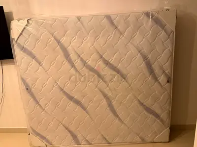 Almost-new king Mattress (200x180, great condition, well maintained and nearly fresh)