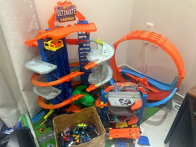 Hot Wheels Ultimate Garage and Loop Set with Cars - Used