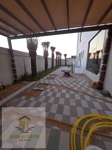 للبيع – فيلا حديثة في الحوشي 📐 مساحة الأرض: 5,457 قدم مربع تتكون من: 5 غرف نوم ماستر مجلس مع مغاسل مستقلة صالة مع مغاسل مستقلة مطبخ جاهز غرفة خادمة ن