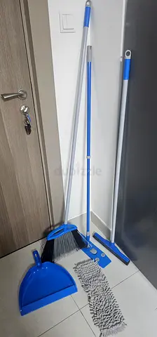 Used 4-piece Cleaning Set: Mop, Broom, squeegee and Dustpan