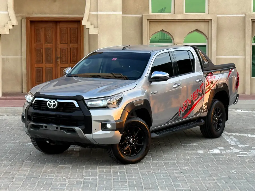 Toyota Hilux 2018 — photo 1 of 17