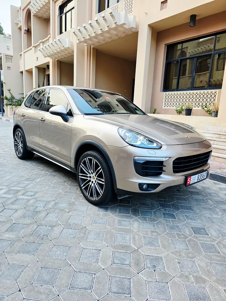 Porsche Cayenne 2016 — photo 1 of 16