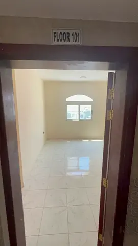 بلكونة وإطلالة مفتوحة | إضاءة طبيعية ممتازة | مساحه واسعه |تشطيب حديث | موقع مميز | قريب من الشارع العام