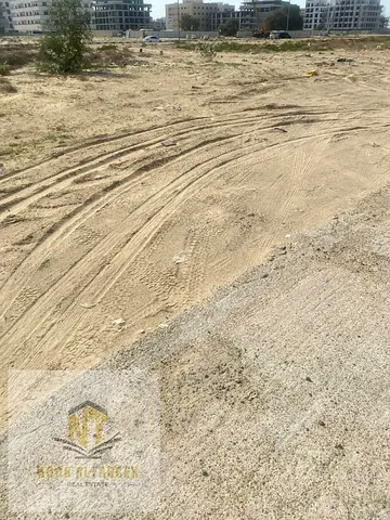 أرض للبيع في بساتين الزبير – تملك حر للعرب  فرصة مميزة لامتلاك أرض في منطقة بساتين الزبير بتصريح استخدام متعدد (سكني / تجاري / مكاتب)، مع إمكانية البن