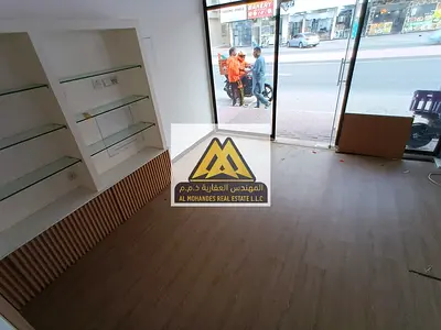 محل علي الشارع مباشر | واجهة جيدة تساعد على جذب العملاء | في منطقه بكثافه سكانيه