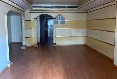 للبيع ثلاث غرف نوم وصاله مساحه واسعه مع موقف بالتعاون