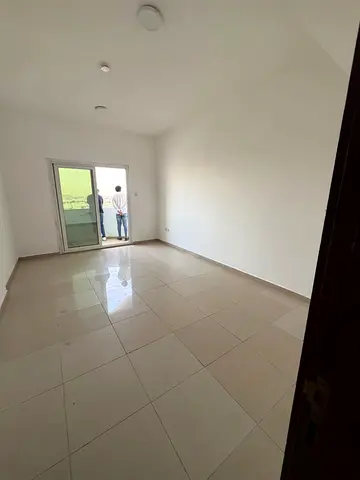 شقة غرفتين وصالة للإيجار في المجاز 2، مخرج دبي مباشر، تكييف مركزي، باركن متوفر، 43 ألف، 4 شيكات.