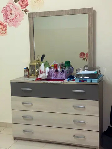 Light wood dresser with mirror - 6 drawers, good condition