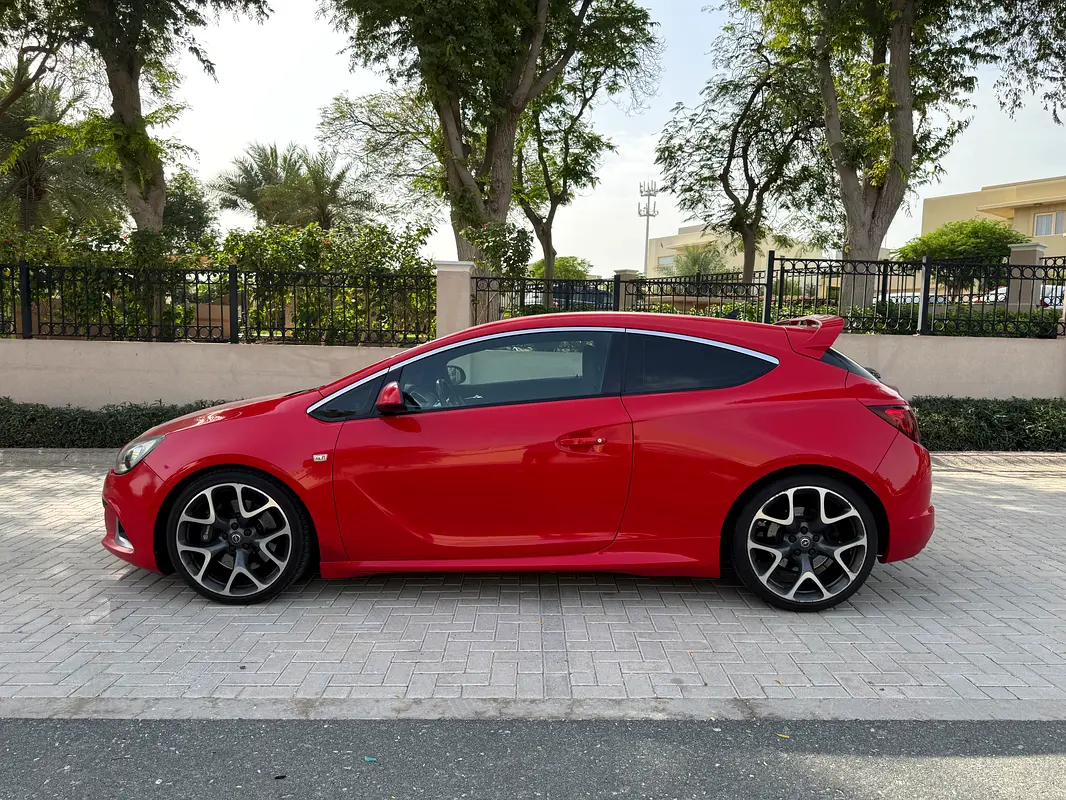 Opel Astra 2015 — photo 1 of 6