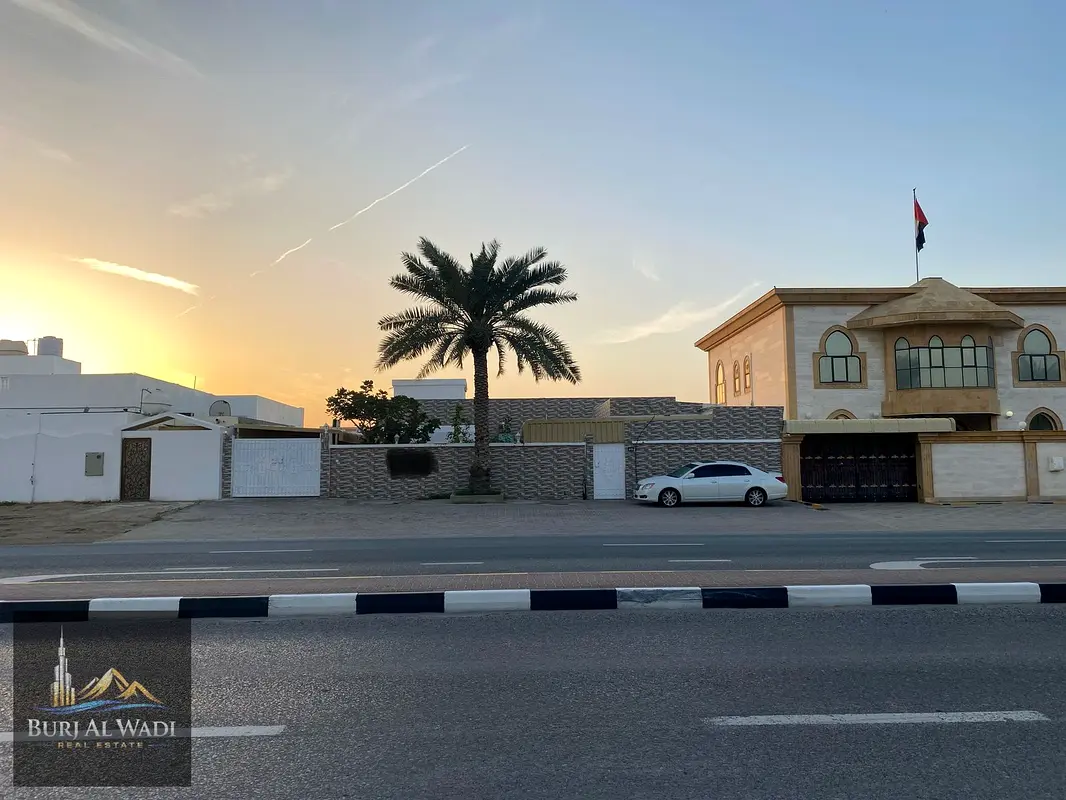 Villa for RENT in Al-Sabkha area, opposite Al-Nakheelat, on the main street.