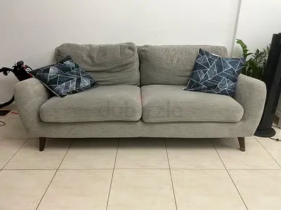 Light grey 2.5-seater fabric sofa with wooden legs
