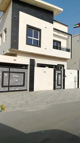 Villa for annual rent in Al Yasmin, 5 master bedrooms, 7 bathrooms, a majlis, a hall, a maid's room