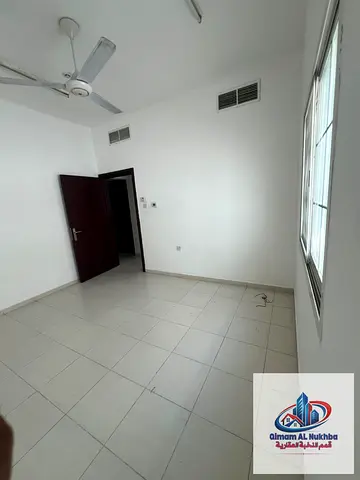 غرفة وصالة للإيجار في الناصرية 2 حمام تكييف وغاز مركزي تشطيب مرتب وموقع حيوي قريب من ماركت نستو