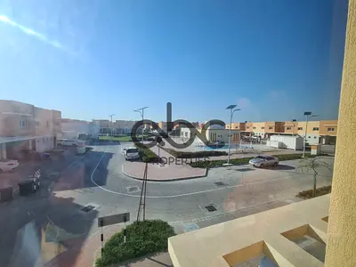 صف واحد | أمام مركز المجتمع | غرفة خادمة