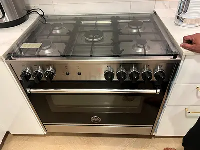 Bertazoni gas cocker with 5 different burners