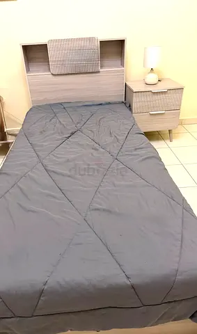 تخت مفرد عدد 2 مع الفرشات والكمدينا عدد 2