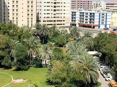 غرفه وصاله/ مساحه واسعه /بلكون اطلاله مفتوحه / تكييف مركزي/ تسهيلات بالسداد