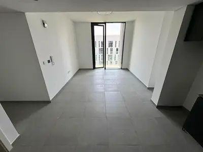 غرفتين وصاله للايجار السنوي في الشارقه الجاده مجمع ارادا قريب من مطار الشارقة  افخم غرفتين وصاله في الشارقه   تشطيبات فاخره جدا  حدائق  3 حمام   3 بلك