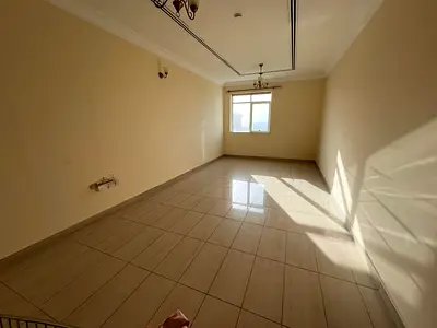غرفة وصالة في القليعة، إطلالة بحرية، بلكونة، 2 حمام، خزائن، جيم ومسبح مجاني، الإيجار 40,000 درهم، 6 شيكات، سكن عائلي.