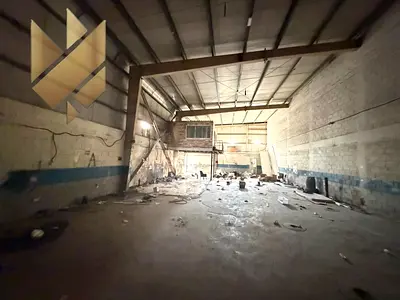 مستودع في الصناعيه 2 يصلح كراج او مخرطه -  للإيجار السنوي - مساحه 3000 قدم مربع - يوجد بالداخل 2 مكتب - حمام - مطبخ تحضيري - كهرباء عالية