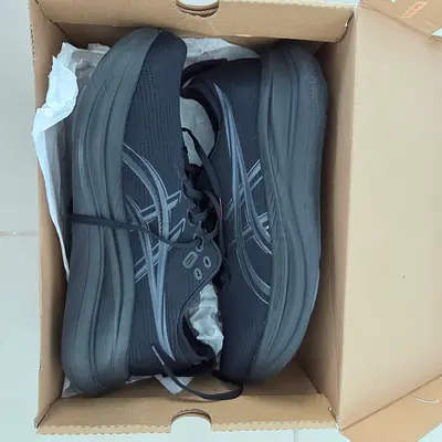 Black ASICS running shoes - size 45 (like-new)