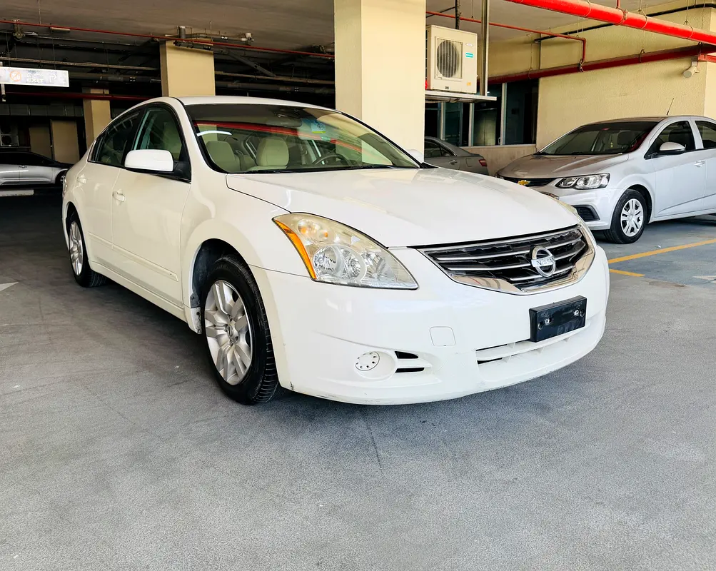 Nissan Altima 2012 — photo 1 of 15