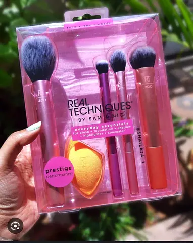 Real Techniques Everyday Essentials 5-piece Brush Set (Pink) - New