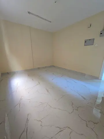 يتميز الاستوديو بأنه أول ساكن بحالة جديدة بالكامل مع مساحة داخلية مريحة تتيح ترتيب الأثاث بشكل عملي وإحساس بالراحة داخل السكن  كما يحتوي على مطبخ عملي