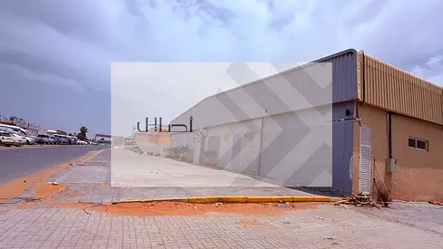 مستودع ضخم بمساحة 20,600 قدم مربع | طاقة 700 كيلوواط | واجهة على الطريق | المنطقة الصناعية الأولى بالجرف | الإيجار 1,100,000 درهم إماراتي