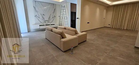 فيلا للبيع في منطقة الحوشي بموقع مميز وتصميم عصري يوفر الراحة والخصوصية لجميع أفراد الأسرة. تبلغ مساحة البناء 3400 قدم مربع على أرض بمساحة 3150 قدم مر
