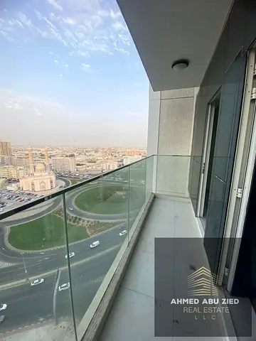 Second tenant (like new), upscale two-bedroom apartment with a living room and parking in a new tower. Prime location with direct access to the Dubai