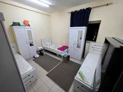 ببلكونه وتلاجه خاصه و غرفة  ثلاثيه متاح سراير القاسميه الند