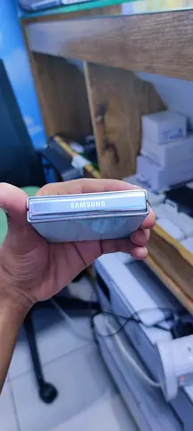 Samsung z flip 5 , 8GB RAM,, 256 GB STORAGE,, TRA UAE VERSION 🇦🇪