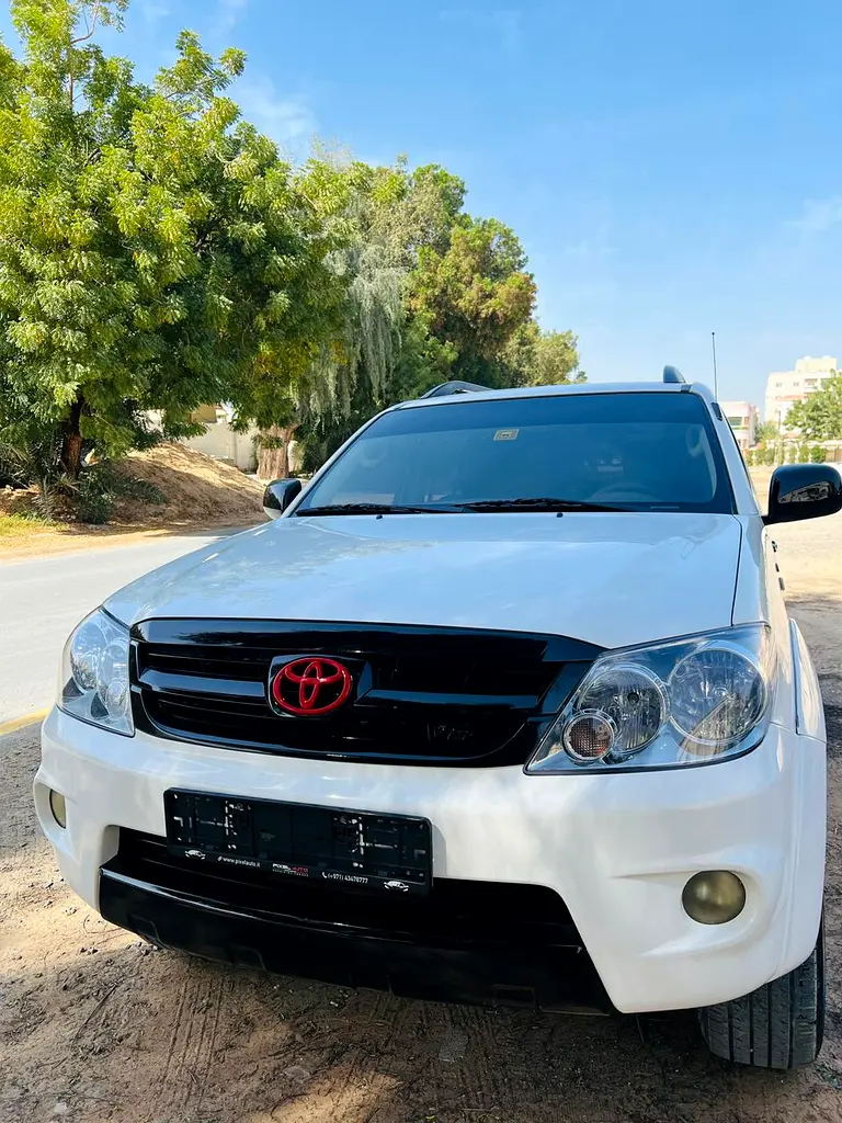 Toyota Fortuner 2006 — photo 1 of 12