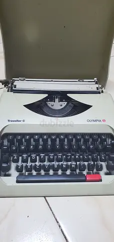 Olympia traveller C typewriter with carrying case
