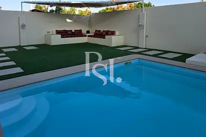 Single Row|Near Amenities|Private Pool!!