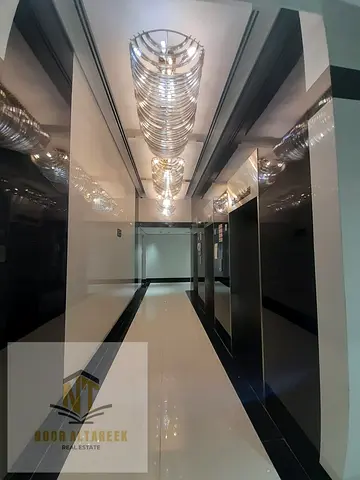 للإيجار:  شقة في الخان (مبنى حديث – هيكل حديد)  المواصفات:  غرفتين ماستر صالة واسعة بلكونة غرفة تخزين خزائن حائط  المميزات:  باركينج مجاني موقع مميز ف