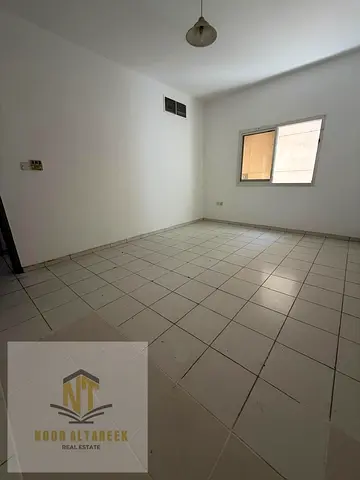 شقة مميزة للإيجار في منطقة التعاون، تتكون من غرفة نوم وصالة مريحة، حمام واحد، ومطبخ مجهز بخزائن عملية، بالإضافة إلى بلكونة مناسبة للاسترخاء. الشقة مزو