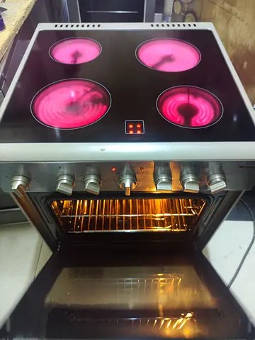 Bompani electric cooker in very good condition size 60x60cm