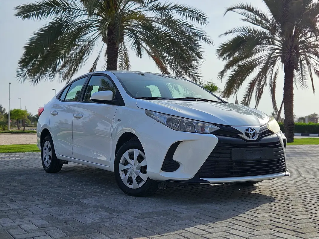 Toyota Yaris 2022 — photo 1 of 19