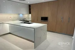 Large 2 Bed - Low Floor - Community View