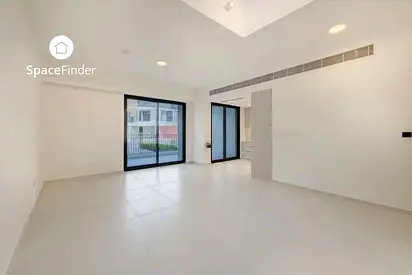 قطعة أرض متاحة | فيلا من 3 غرف نوم | بليس 2 | إطلالات على المسبح والفناء