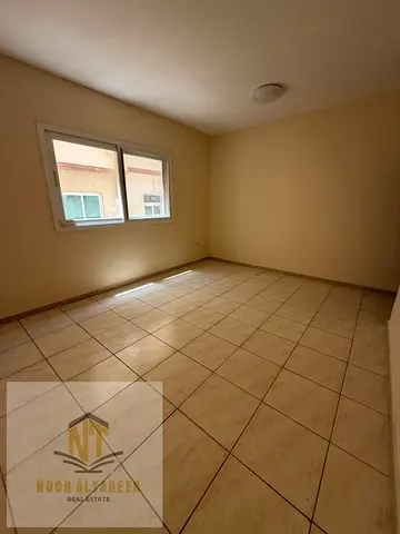 شقة للإيجار في منطقة القاسمية (الند) تتميز بمساحة واسعة وتصميم عملي، تحتوي على غرفتين نوم، واحدة منهما ماستر مع حمام خاص، بالإضافة إلى حمام إضافي لتلب
