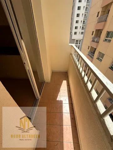 شقة للإيجار – التعاون  شقة مميزة للإيجار في منطقة التعاون، تتكون من غرفة نوم، حمام، وصالة مع بلكونة توفر إطلالة ومساحة إضافية مريحة.  تتميز الشقة بتوف