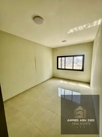 شقة غرفة وصالة = للإيجار السنوي في الجرف 3 عجمان = موقع مميز = قريب من السوق الصيني = بإطلالة مفتوحة = وتكييف مركزي